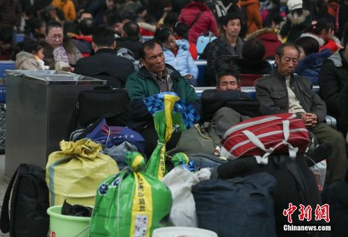 1月16日，武汉汉口火车站候车大厅里，等待进站上车的乘客进入了梦乡。<a target='_blank' href='http://www.chinanews.com/'>中新社</a>记者 张畅 摄