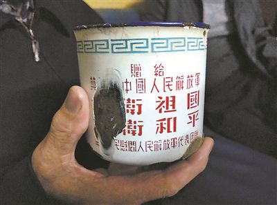 老兵张富清一辈子的坚守记者探访战斗英雄95岁高龄老兵张富清影像纪录