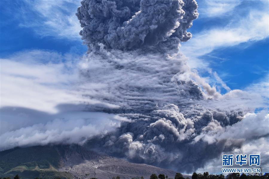 印尼锡纳朋火山喷发喷出的火山灰高达5000米
