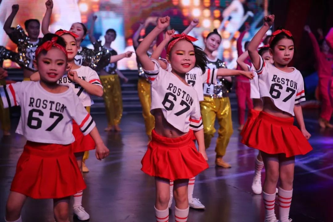 舞蹈《卡路里》导演:江艳 李冰瑶演出单位:天门市花鼓戏剧院 红蕾