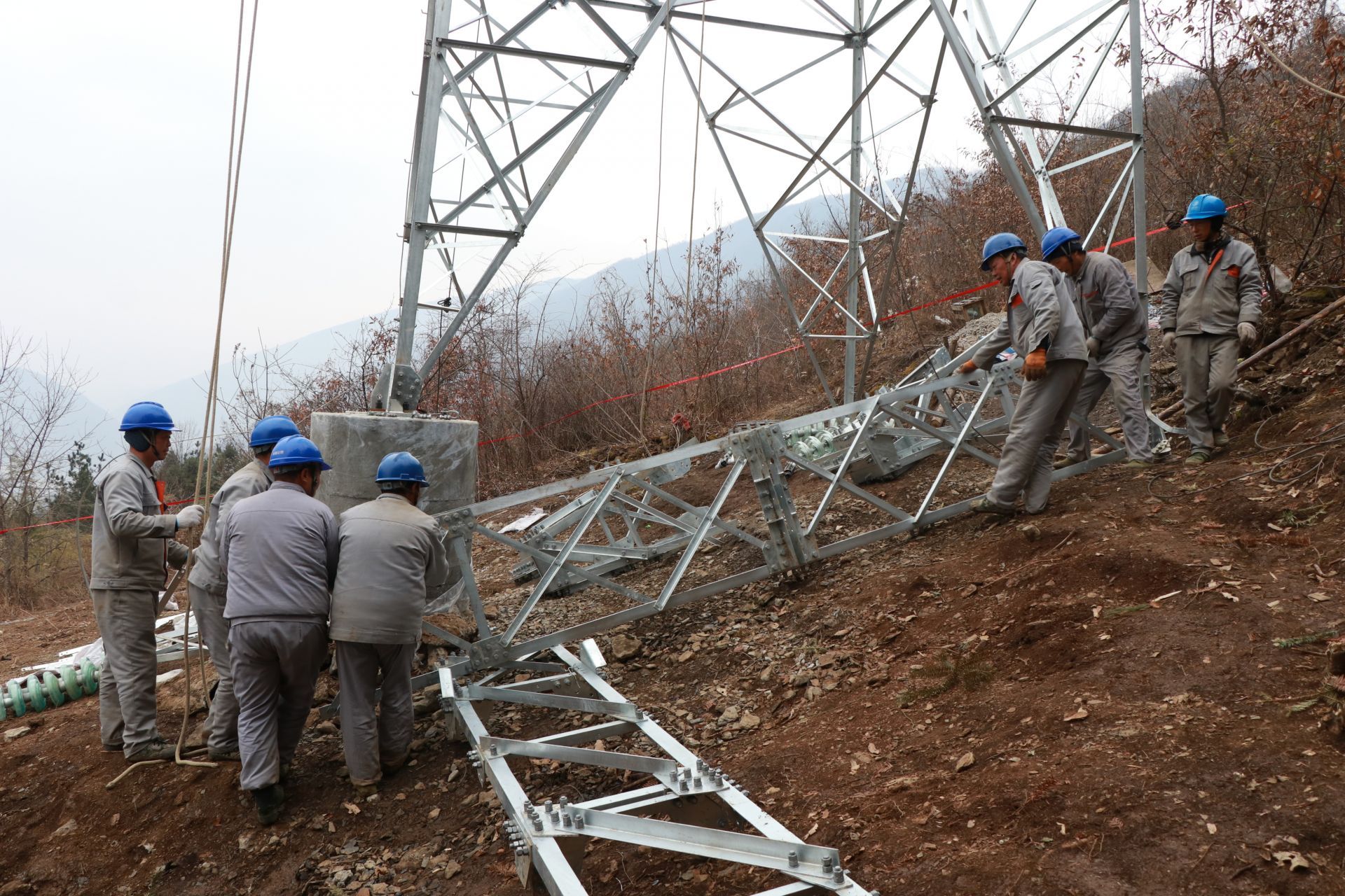 确保供电可靠神农架改造110千伏松堂线杆塔工程