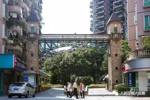 行人从祈乐苑小区正门走过