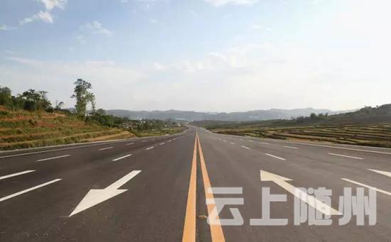 △二级公路：一般指能适应年平均昼夜中型载重汽车为3000—7500辆，设计速度有60-80 km/h，双向行驶且无中央分隔带的双车道公路。