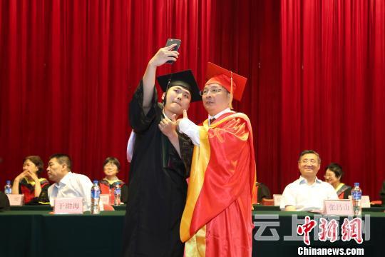 “院长，来，点个赞，自拍一个！”学生和院长自拍留念。　钟欣 摄