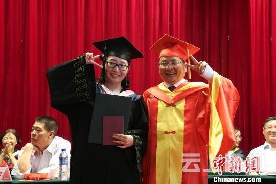 “哦也！”学生和院长伸出“剪刀手”合影。　钟欣 摄