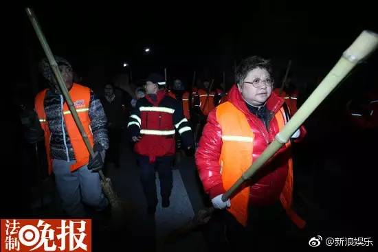 韩红被制作成表情包的新闻图片原图