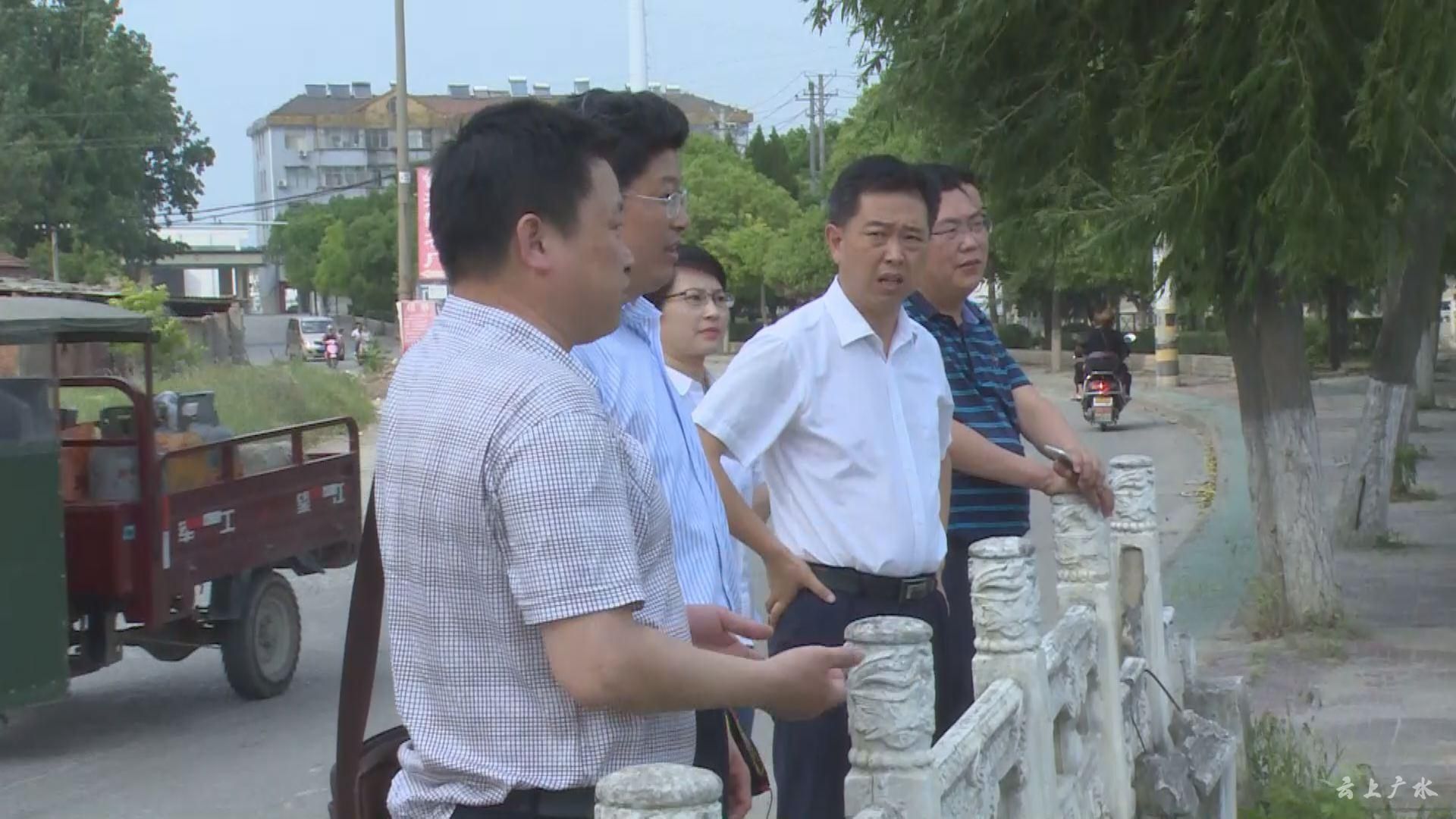 沿着应山河,广水河两条贯穿我市的主要河流,田涛,刘晓界实地检查了