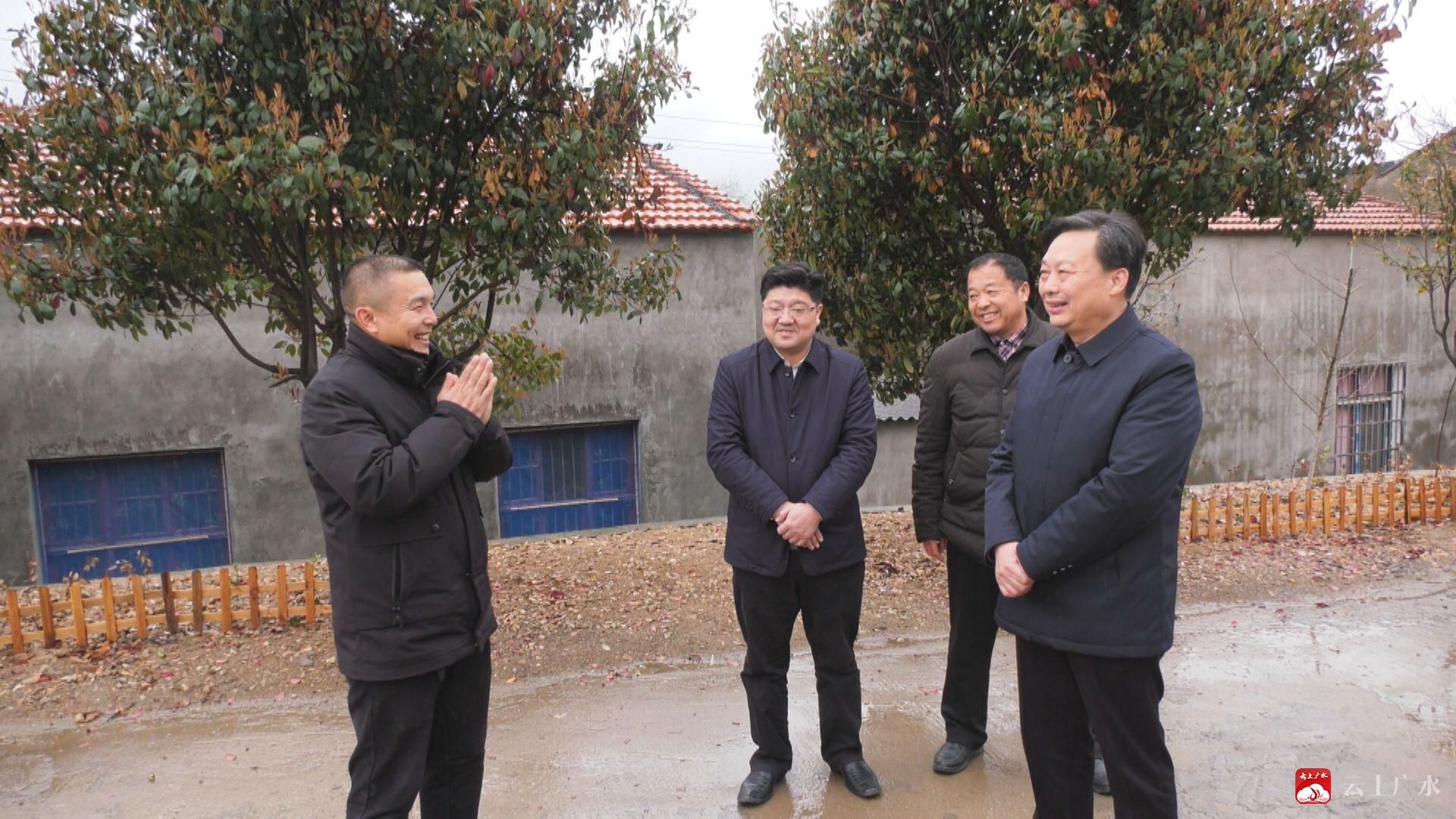 随后,夏卫东一行还先后到广水市十里快活岭村,关庙镇梅庙村,调研村级