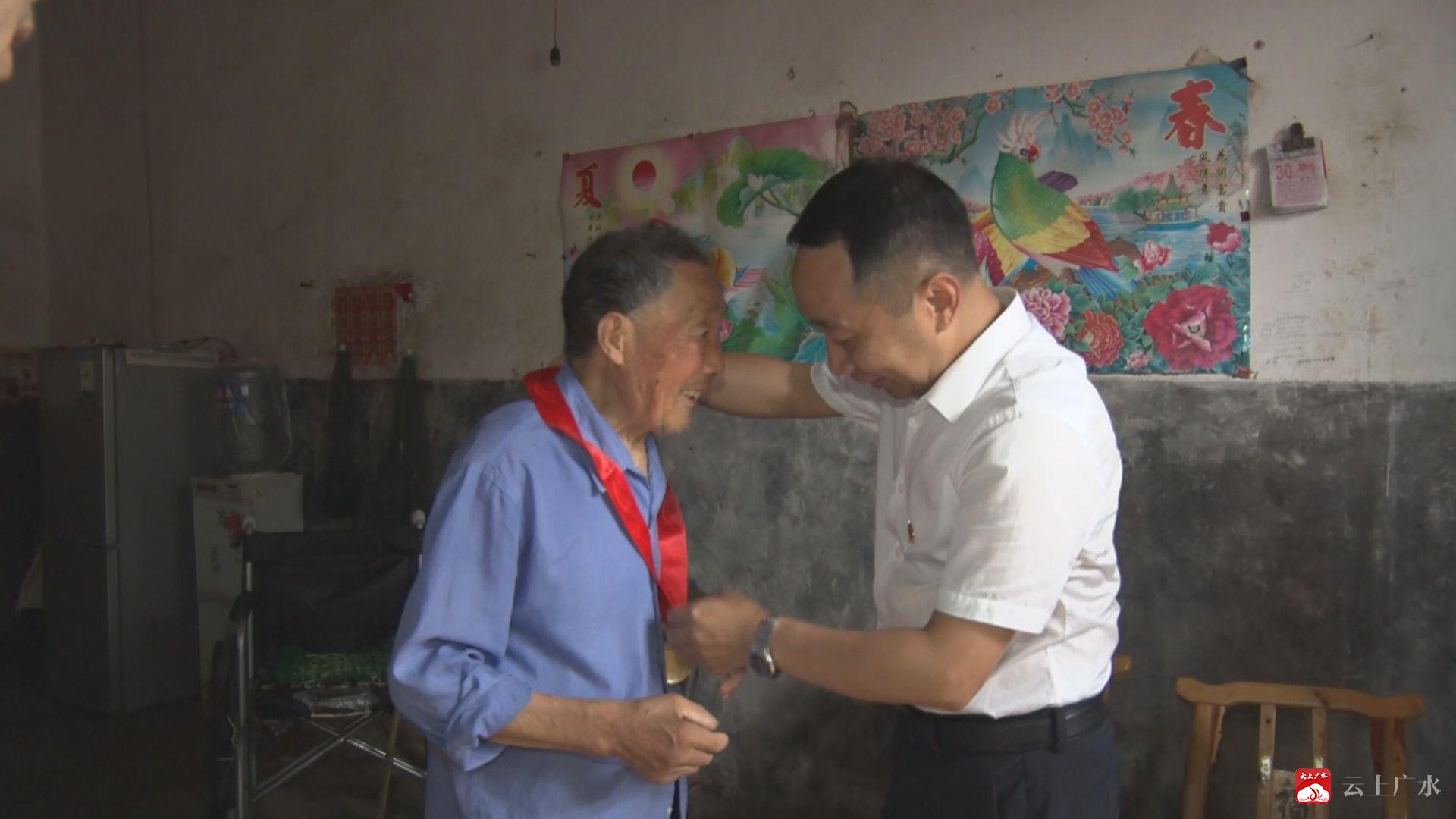 吕仁富叮嘱镇办和相关部门要时刻把老党员,困难党员