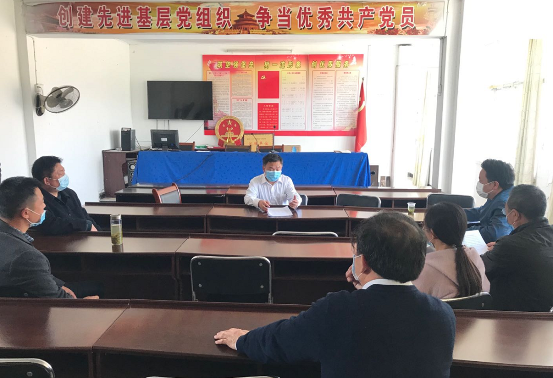 4月9日下午,县政府办主要负责人带队到新街镇苏湾村督战脱贫攻坚工作.