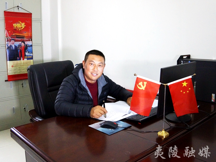 淹水淌高山上的贫困户孙年友站在门口,盼望着那个拄根竹杆,走路如风的