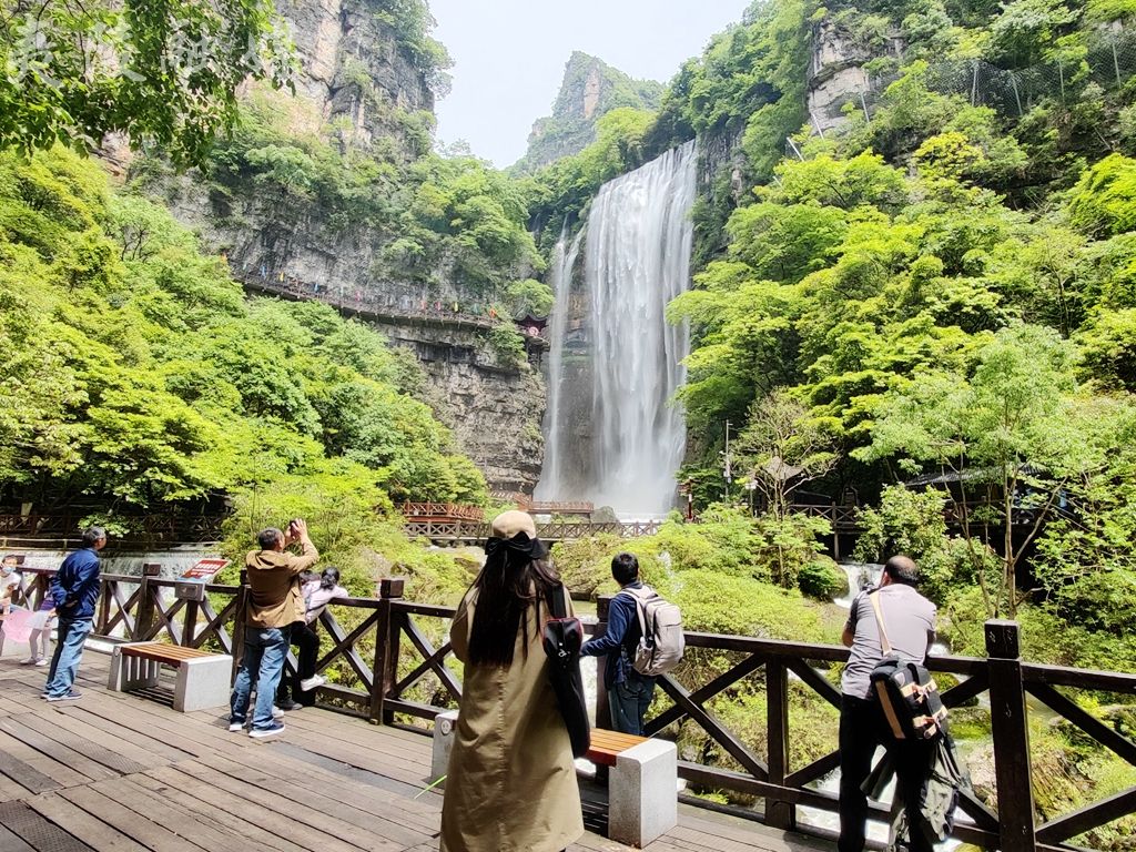 文明是三峡大瀑布旅游区最美的风景,在游客中心,游客们在文明旅游志愿