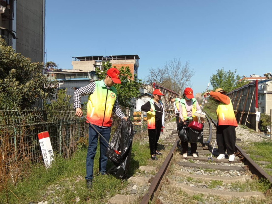 【新时代文明实践】兴安社区：清理铁路沿线垃圾 共筑干净整洁长廊