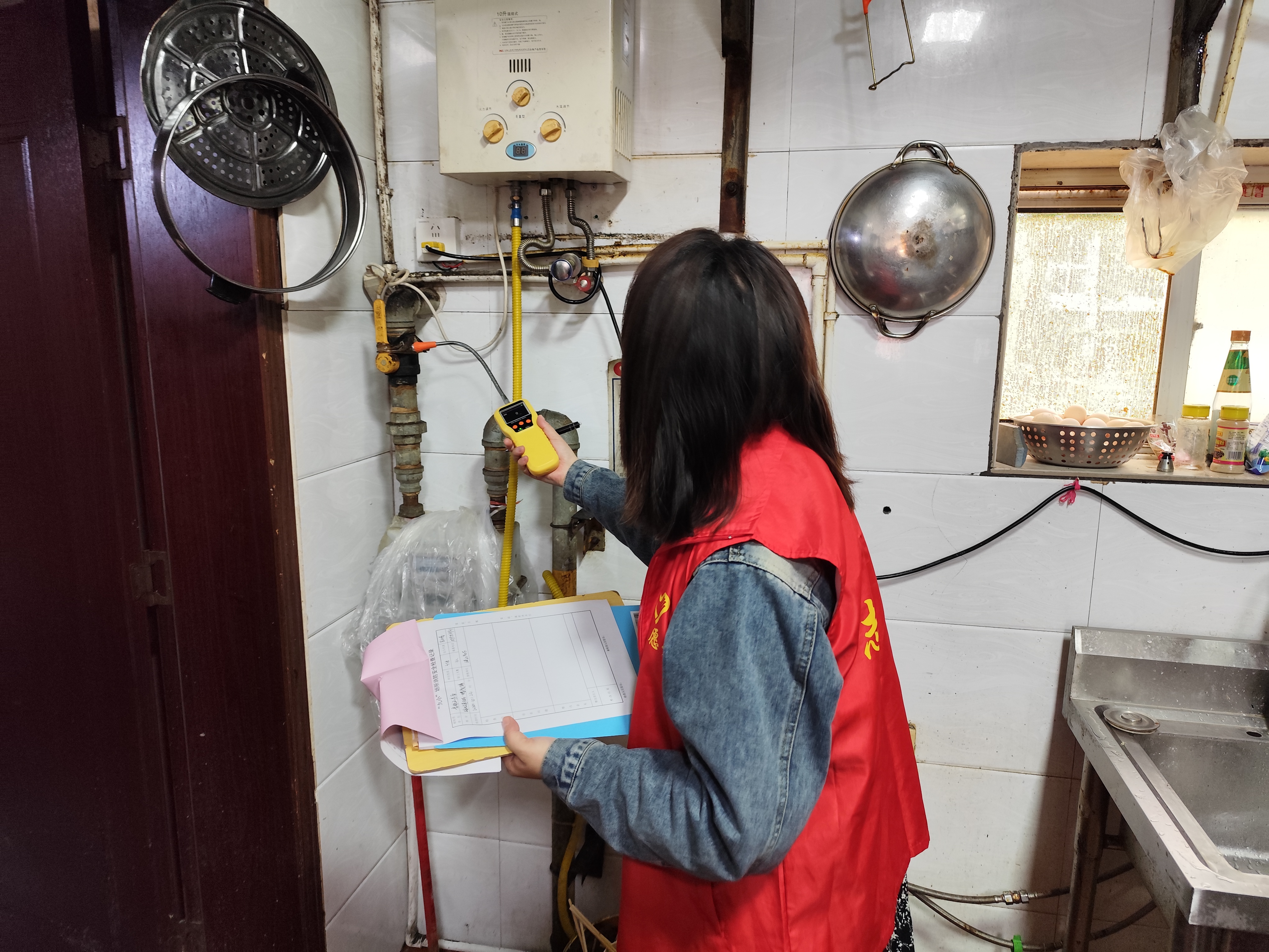 峡江社区：气体检测器助力辖区燃气安全检查