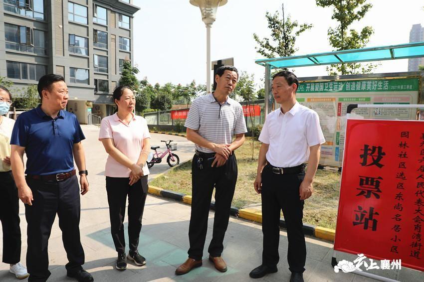 在肖湾街道园林社区,任兴亮仔细查看并详细了解选举氛围营造,选民登记