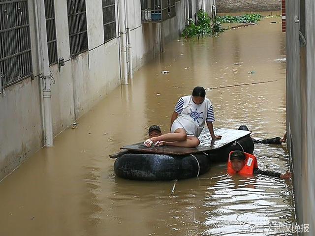 咸宁大暴雨后 消防官兵摸黑涉水救出数十人