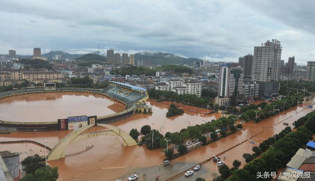 咸宁大暴雨后 消防官兵摸黑涉水救出数十人