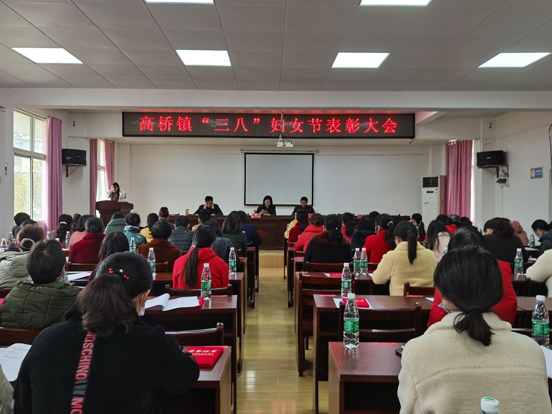 云上咸安报道(记者:蒋旗  通讯员:左翠)3月9日,咸安区高桥镇举办"三八