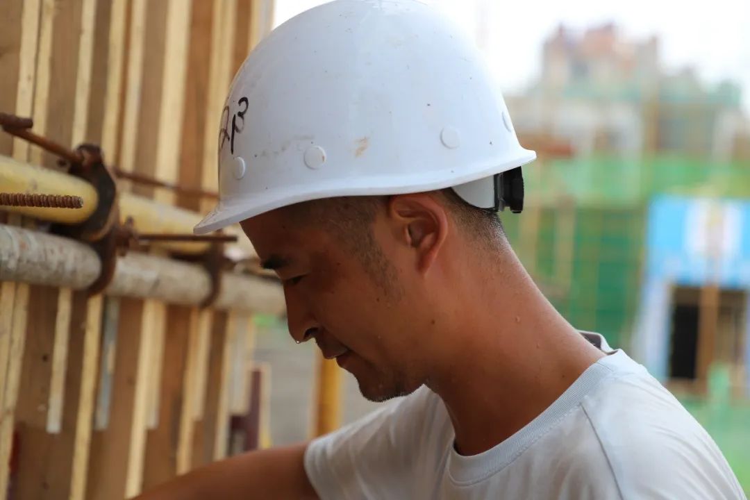 高温下的劳动者建筑工人汗水浇筑城市骨骼