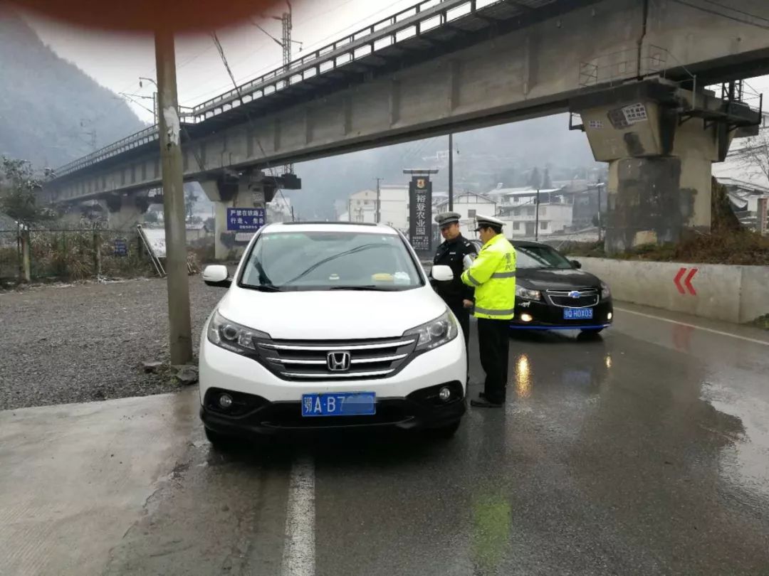 白杨坪派出所民警提醒过往车辆安全行驶▲屯堡派出所民警开展安全