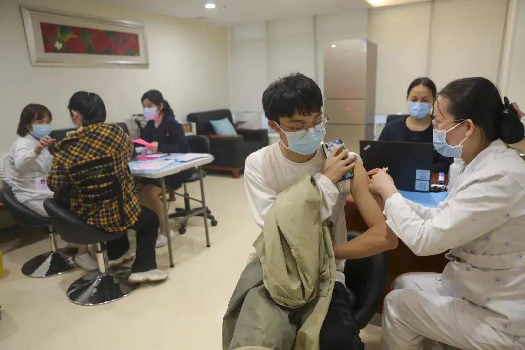 为了防止感染,在疫情还没有完全结束之前,建议市民打完疫苗之后仍然要