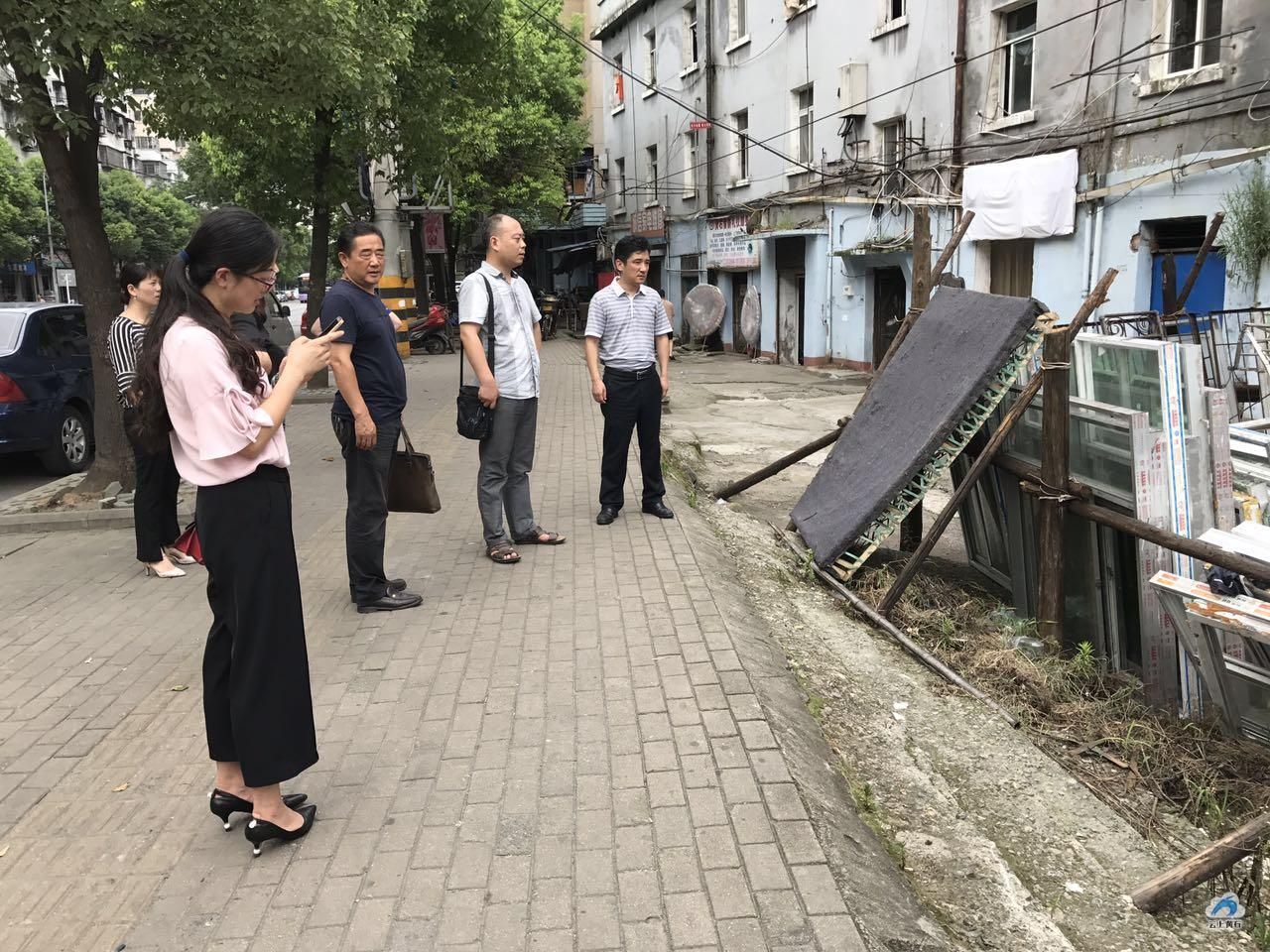 严荣勇一行5人在片区副书记吴冬黎和综合办主任袁能琴的陪同下,先后