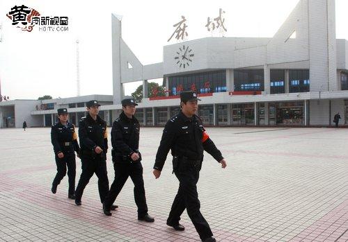 武铁麻城警方深入站区 宣传防盗抢骗及反恐知识