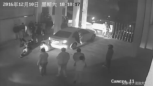 两名红安民警联手制服三名持刀毒贩双双负伤