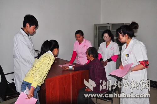 雷家店卫生院医护人员为老年游客测量血压并讲解登山健康注意事项.jpg