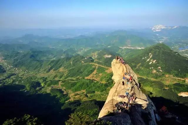 龟峰山自然景观有古代闻名的"三台八景,当代新建的龟峰山风景区,五脑