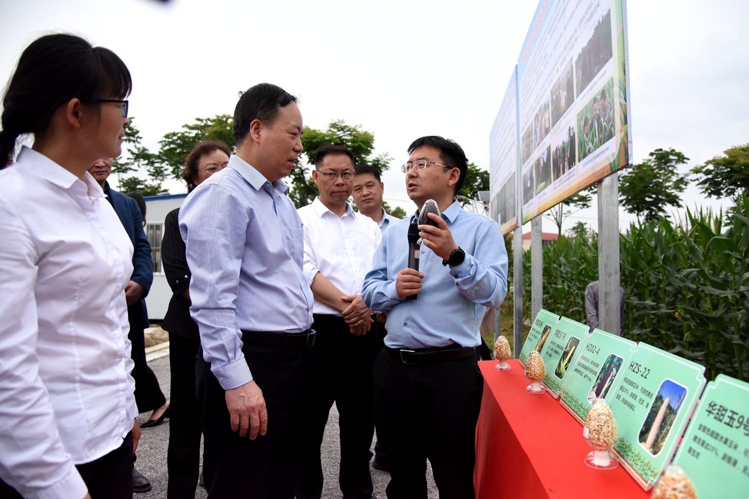 "揭牌民盟湖北省委会主委,副省长杨云彦在会上对华中农业大学在建始县