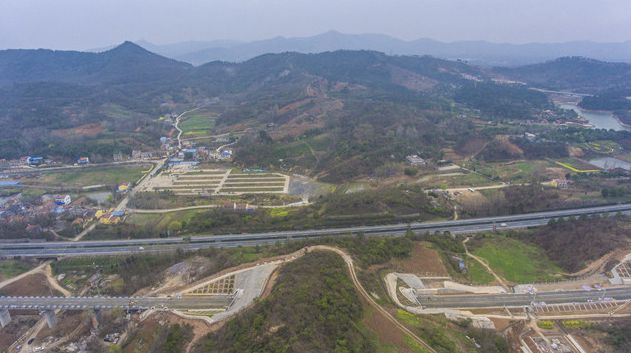 襄阳黄家湾自然风景区穿过蒙华铁路湖北段唯一的隧道这条隧道是隧道全