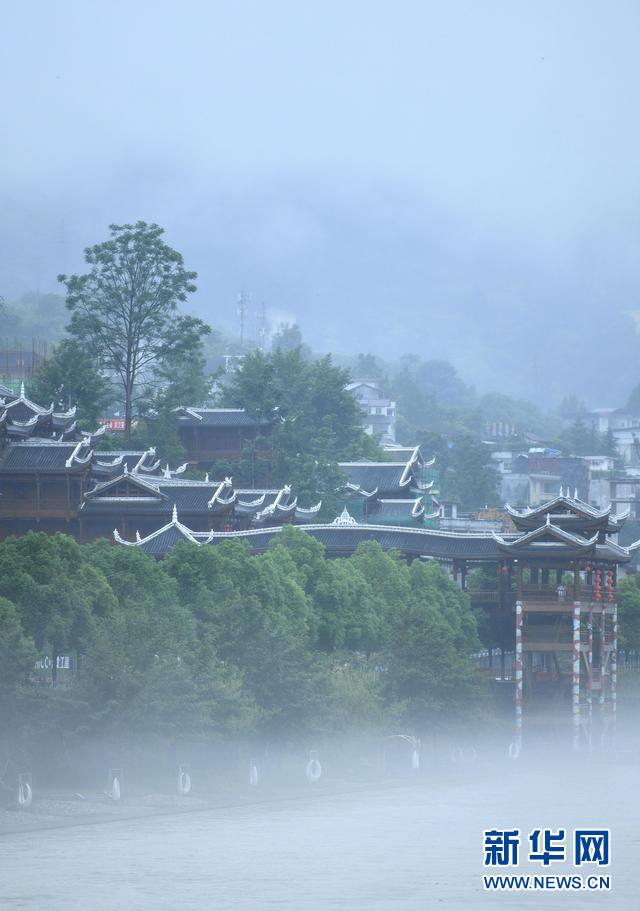 湖北恩施亭台楼阁烟雨中