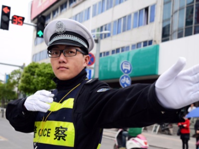 6月6日,武汉交管部门宣布:高考期间,所有执勤交警随时接受考生和家长