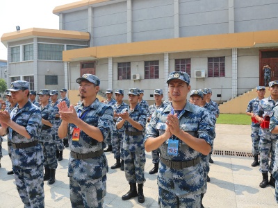 《三八线》尖刀连走进空降兵部队