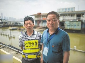 武汉长江堤防抗洪一线:龙王庙上守望江水起伏