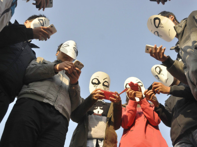 沉迷手机频酿惨剧 低头族是在玩手机还是玩