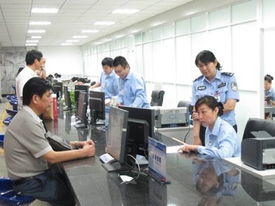 16:45 近年来,荆门交警支队围绕全市车辆逐年剧增,车管业务量大,而办