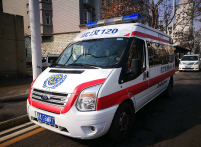 记者带你一路跟随救护车,全力战严寒. 武汉"120"急救中心全力战严寒