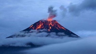 菲律宾马荣火山喷出巨大火山灰云 警戒升级