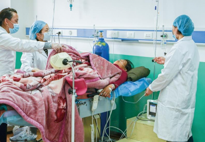 抵藏报到即上手术台 湖北援藏医生成功抢救患者传佳话