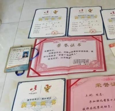 2018-08-07 15:21 王定杰的父母都是一级聋哑残疾人"前不久,王定杰的