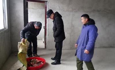 10:37 望着不惧严寒从雪地里赶来的市水利局帮扶人员,神山镇文清村二