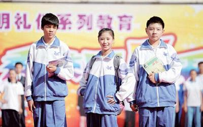 冬天穿春秋校服,学生家长苦恼不已 看十堰相关部门咋说