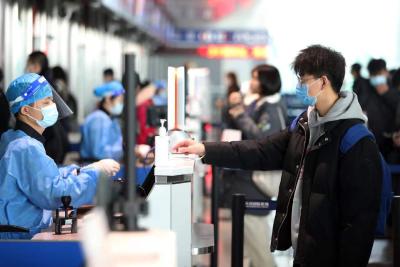 武汉天河机场积极应对低温雨雪天气