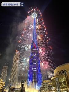 世界最高建筑哈利法塔上演“奇迹之夜”跨年烟花灯光秀