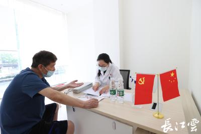 武汉洪山：六所医院专家集中义诊 居民在家门口享健康