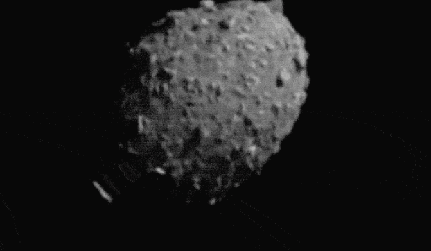 NASA航天器撞击小行星新照片曝光：岩石流飞溅出现高亮放射光线