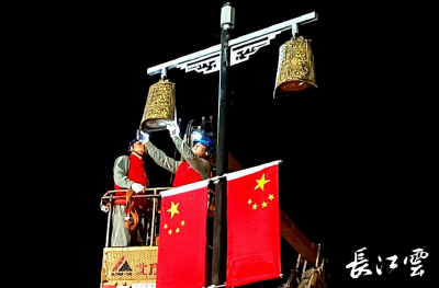 荆州连夜检修亮化设施 点“靓”古城迎国庆