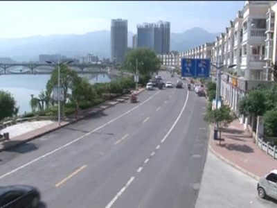 路灯维修工：辛勤汗水 换来城市光明